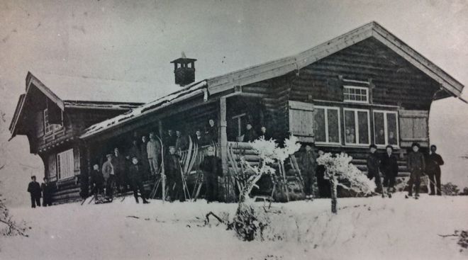 Høiås - the club cabin of Halden Skiklubb around 1906. 